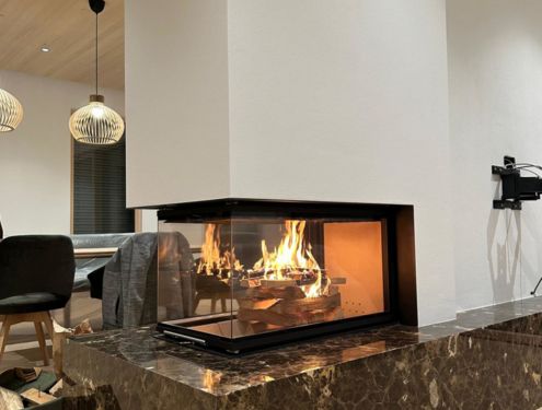 So ein moderner Ofen mit Natursteinsockel, Holznische und seinem dreiseitigem Sichtfenster ist ein wahres Highlight in jedem Wohnbereich.