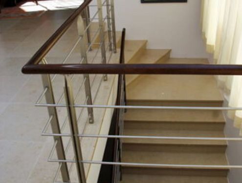 Die Treppen bestehen aus Jura Marmor Platten. Der Stein wirkt rustikal aber auch edel.