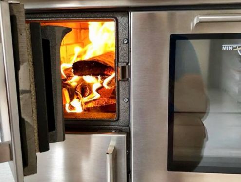 Mit einem schlichten modernen Heizkamin und einem zeitlos-elegant angebauten Tischherd in Edelstahlausführung (mit eingebautem Cerankochfeld) sind die neuen Ofenbesitzer für die kühle Jahreszeit, aber auch für einen Stromausfall, bestens gerüstet!
