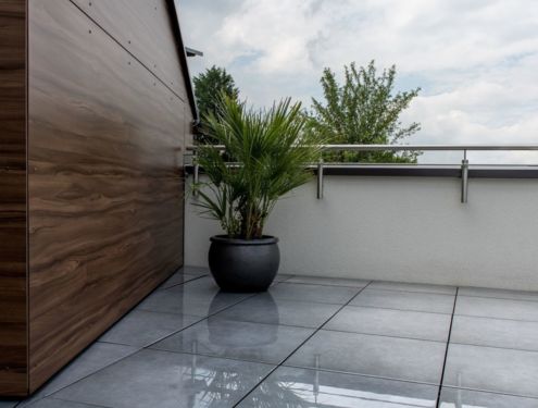 Moderne Terrasse mit grauen Feinsteinzeugplatten