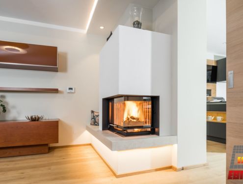 Moderner zweiseitiger Ofen mit Feuertisch und hochschiebbarem, zweiseitigem Sichtfenster.