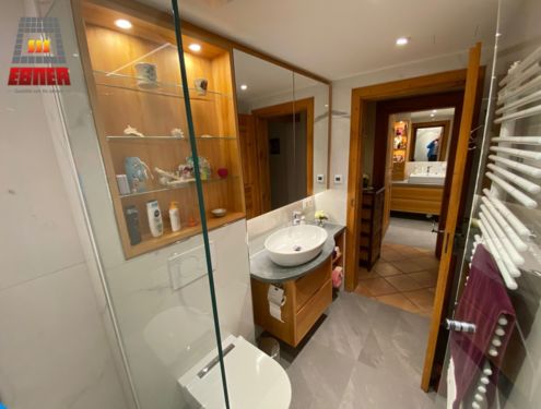 Ein weiteres Badezimmer mit Marmoroptik-Fliesen in Großformat. Das kleine, aber feine Badezimmer wirkt dadurch hell, modern und mit der richtigen Beleuchtung auch etwas größer.