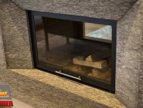 Ein Ofen mit hochschiebbarem Tunnelfenster und Natursteinverkleidung