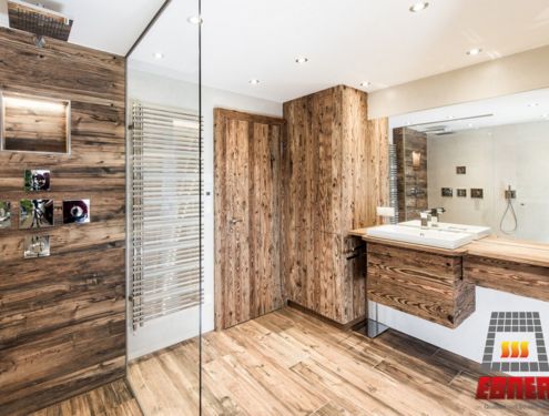 Holzoptikfliesen verleihen jedem Badezimmer einen besonderen Charme - hier ist ein perfektes Beispiel.