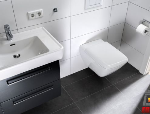 Ein kleineres, schlichtes Badezimmer in Schwarz und Weiß - So einfach und doch so elegant