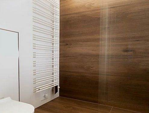 Badezimmerboden und Duschrückwand in Großformat-Holzoptik-Fliesen