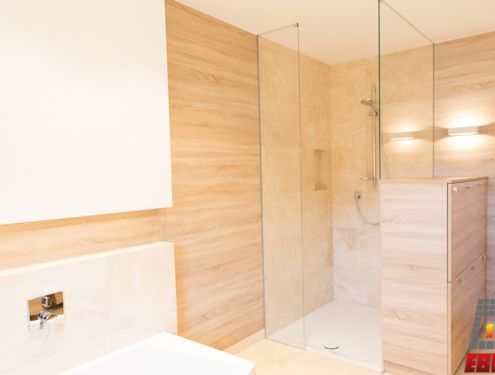 Ein Badezimmer im Landhausstil mit freundlichem Farbkonzept und gemütlicher Atmosphäre